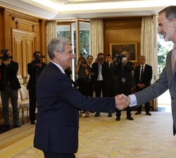 Su Majestad el Rey recibe el saludo del presidente del I Foro Hispanoárabe de Servicio Público Audiovisual, Jose Manuel Pérez Tornero