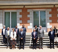 Su Majestad el Rey junto a los los participantes en el I Foro Hispanoárabe de Servicio Público Audiovisual, organizado por RTVE y en el que estuvo pre