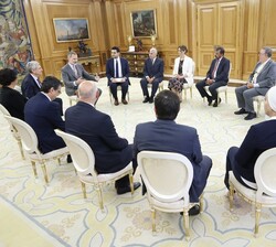 Su Majestad el Rey conversa con los los participantes en el I Foro Hispanoárabe de Servicio Público Audiovisual y  el secretario general de la Liga de