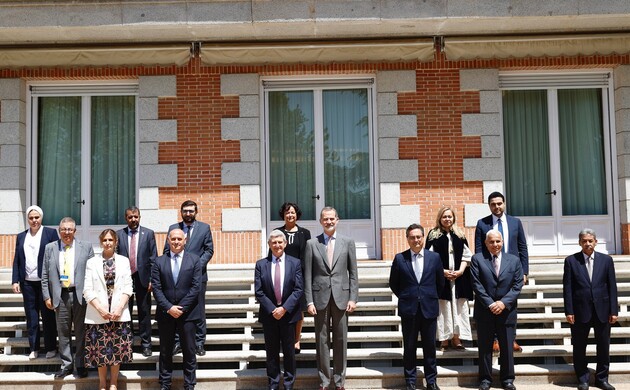 Su Majestad el Rey junto a los los participantes en el I Foro Hispanoárabe de Servicio Público Audiovisual, organizado por RTVE y en el que estuvo pre