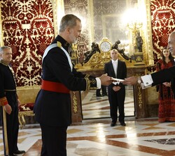Su Majestad el Rey recibe un mensaje de manos del embajador-Jefe de la Misión Diplomática de Palestina, Husni Abdel Wahed, del Presidente de la Autori