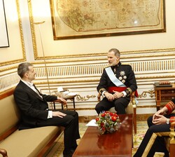 Don Felipe conversa con el embajador de Rumanía, George Gabriel Bologan