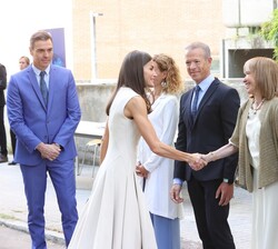 Su Majestad la Reina a su llegada a la UNED recibe el saludo de las autoridades