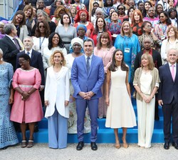 La Reina con asistentes al congreso y con miembros del patronato y del consejo asesor de la Fundación Mujeres por África