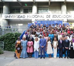 Doña Letizia con asistentes al congreso y con miembros del patronato y del consejo asesor de la Fundación Mujeres por África