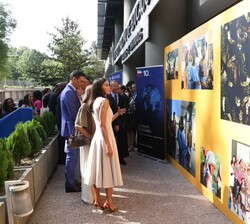 Doña Letizia comtempla paneles de la Fundación Mujeres por África