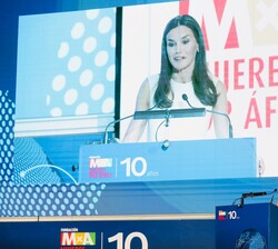 Doña Letizia se dirige a los asistentes a la Conferencia Internacional “Los puentes de las mujeres. Propuestas desde el Sur para el cambio globa