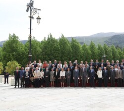 El Rey con los asistentes a la reunión del Consejo Científico del Real Instituto Elcano de Estudios Internacionales y Estratégicos