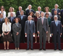 Su Majestad el Rey con los asistentes a la reunión del Consejo Científico del Real Instituto Elcano de Estudios Internacionales y Estratégicos