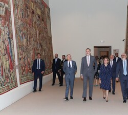 El Rey se dirige a la sala donde se desarrolla la reunión