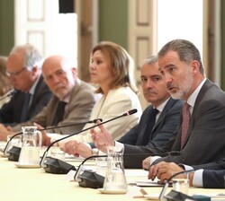 EL Rey dirige unas palabras a los asistentes en la reunión del Consejo Científico del Real Instituto Elcano de Estudios Internacionales y Estratégicos
