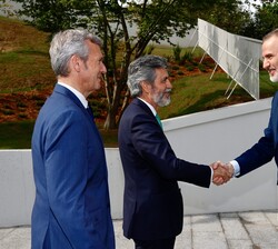 El Rey a su llegada a la Ciudad de la Justicia a su llegada a la Ciudad de la Justicia fue recibido por el presidente del Tribunal Supremo y del Conse