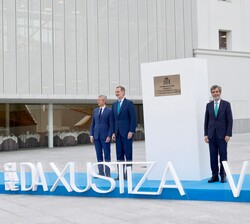 Su Majestad el Rey tras develar una placa conmemorativa de la visita