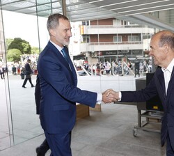 Don Felipe recibe el saludo del arquitecto del edificio, Alfonso Penela