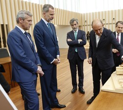 Explicación técnica del arquitecto del edificio, Alfonso Penela, sobre una maqueta y paneles de las obras realizadas en el edificio