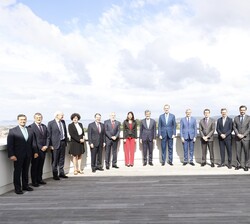 Don Felipe junto a los asistentes a la inauguración en la terraza