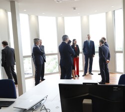 Don Felipe tras finalizar la reunión conversa con los asistentes