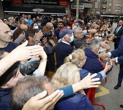 Don Felipe recibe el cariño de las personas que se encontraban a la salida de la Ciudad de la Justicia