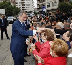 Su Majestad el Rey es saludado por los vecinos de Vigo tras inaugurar la nueva Ciudad de la Justicia