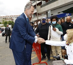 Don Felipe recibe el cariño de los vecinos de Vigo tras inaugurar la nueva Ciudad de la Justicia