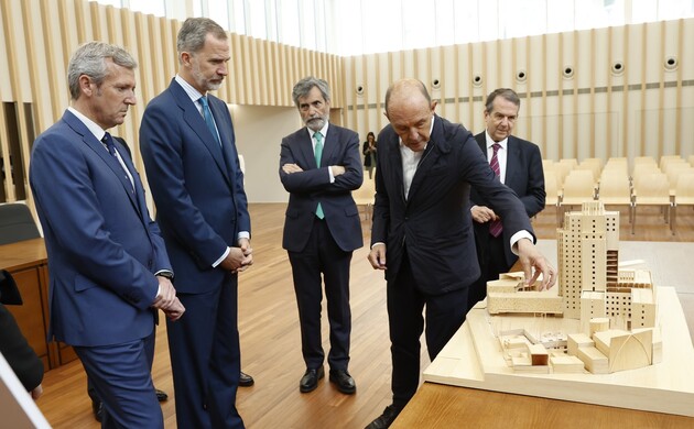 Explicación técnica del arquitecto del edificio, Alfonso Penela, sobre una maqueta y paneles de las obras realizadas en el edificio