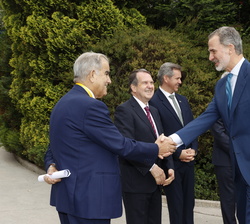 Su Majestad el Rey es recibido por el presidente de Navalia en presencia del jefe de la oposición, del presidente del Parlamento de Galicia, del deleg
