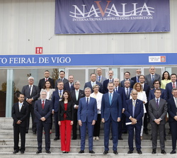 Fotografía de grupo de Don Felipe con las autoridades, patrocinadores y expositores