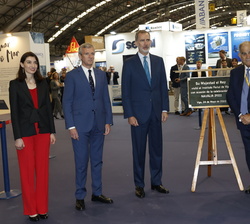 Su Majestad el Rey ante una Placa Conmemorativa de su visita
