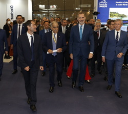 Su Majestad el Rey recorre la Feria Internacional de la Industria Naval