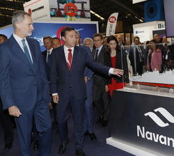 Su Majestad el Rey en el expositor de Navantia durante su visita a la Feria Internacional de la Industria Naval