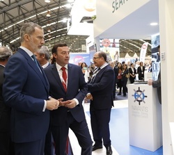 Su Majestad el Rey durante su visita a la Feria Internacional de la Industria Naval