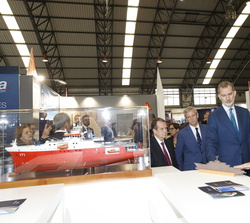 Su Majestad el Rey recorre la Feria Internacional de la Industria Naval