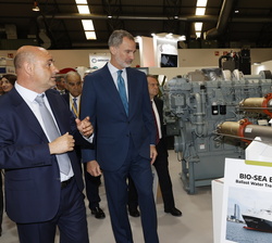 Su Majestad el Rey recorre la Feria Internacional de la Industria Naval