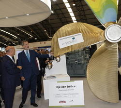 Su Majestad el Rey observa una helice de un barco durante su recorrido por la Feria Internacional de la Industria Naval 