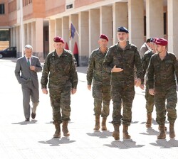 El Rey en el recorrido por la Base Militar “Jaime I”