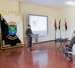 El Rey recibe explicaciones durante la visita
