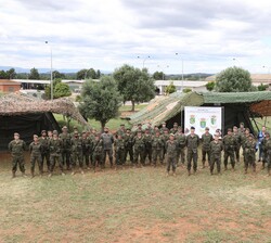 Fotografía de grupo de Su Majestad el Rey con el personal participante en la exposicón