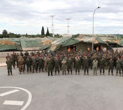 Su Majestad el Rey junto al cuadro de mando, autoridades civiles y militares y personal participante en la exposicón