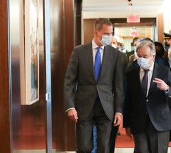 Su Majestad el Rey junto al Secretario General de Naciones Unidas, Sr. Antonio Guterres a su llegada a la Sede de Naciones Unidas