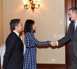 A su llegada, Su Majestad el Rey recibe el saludo de las autoridades