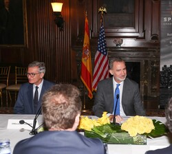 Su Majestad el Rey durante el encuentro con miembros de la Cámara de Comercio España-Estados Unidos