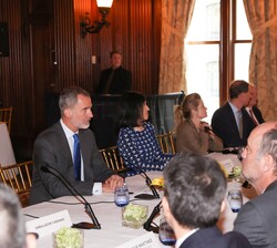 Don Felipe atiende a las exposiciones de los miembros de la Cámara de Comercio España-Estados Unidos