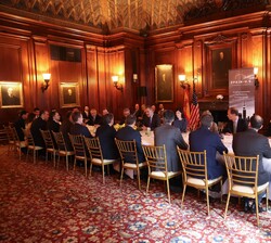 Su Majestad el Rey durante el desarrollo del encuentro con miembros de la Cámara de Comercio España-Estados Unidos