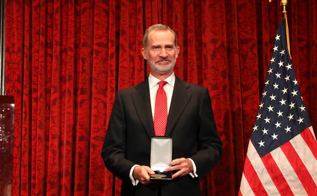 Su Majestad el Rey recibe la medalla de la Foreign Policy Association