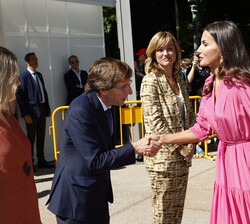 Su Majestad la Reina recibe el saludo del alcalde de Madrid, José Luis Martínez-Almeida