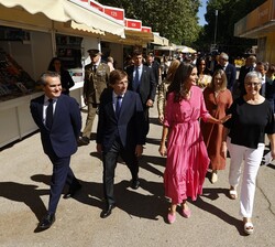 Su Majestad la Reina recorre la Feria del Libro de Madrid