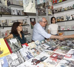 Su Majestad la Reina visita la caseta de la Editorial Reino de Cordelia
