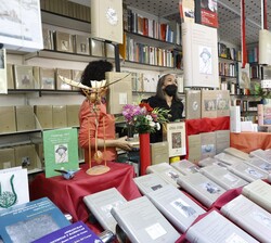 Su Majestad la Reina visita la caseta de la Librería Polifemo