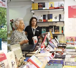 Su Majestad la Reina visita la caseta de la Librería Reno