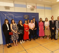 Fotografía de grupo de Su Majestad la Reina en el Pabellón Europa